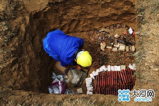 工作人员把废旧子弹摆放好。