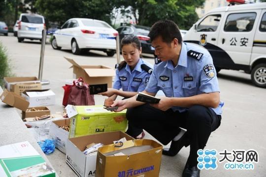 民警在认真梳理废旧子弹和炮弹。