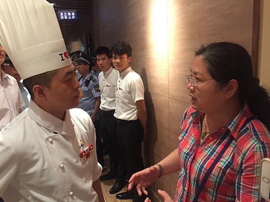 市人大代表许利与西北莜面村餐厅工作人员交流。