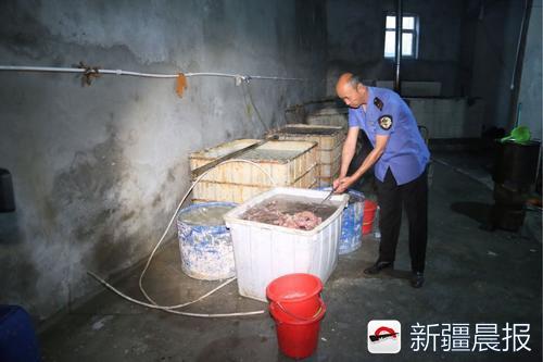 十二师食品药品安全和卫生综合监督执法局执法人员现场查看浸泡在药水中的牛筋。