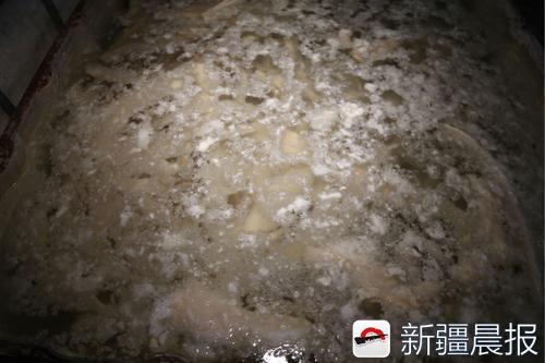 浸泡在不明液体中的牛板筋