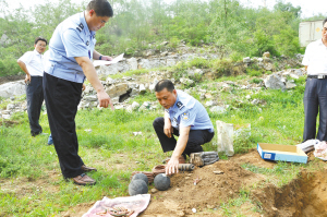 8月8日下午，邯郸市公安局民警在峰峰矿区一山沟内，对一批收缴上来的导火索、地雷、子弹等危爆物品进行了集中销毁。